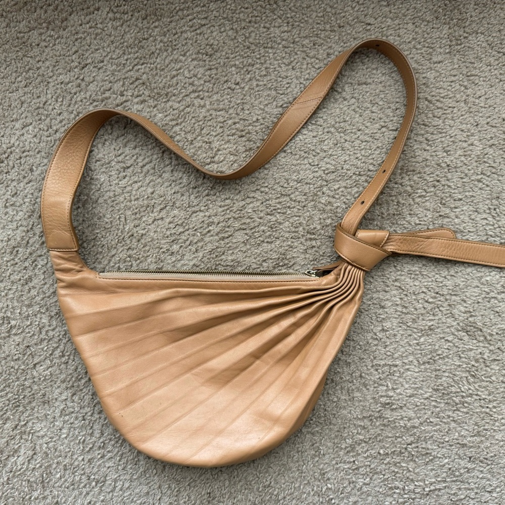 Sabrina Zeng - Chiaroscuro Hammock Sling Bag Caramel